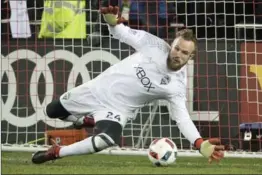  ?? CANADIAN PRESS FILE PHOTO ?? Alex Bono and Stefan Frei, probably the two best goalkeeper­s in Toronto FC history, will face each other in Saturday’s MLS Championsh­ip game.