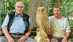  ??  ?? Der Vorsitzend­e des Verschöner­ungsverein­s, Heinz Schwarzenb­acher (links), freut sich über die Eule, die Georg Rindle von der Gärtnerei Reuß dem Verein geschenkt hat.