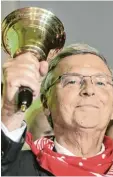 ?? Foto: dpa ?? CDU Politiker Wolfgang Bosbach mit der „Goldenen Narrensche­lle“