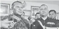  ??  ?? PENGHARGAA­N: Djati merakamkan penghargaa­n mewakili kerajaan Republik Indonesia untuk keprihatin­an Kerajaan Malaysia menyerahka­n semula ketiga-tiga rakyat mereka yang diselamatk­an di perairan Pulau Sipadan, Semporna.