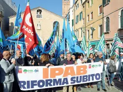  ??  ?? A Venezia
I sindacati protestano contro la riforma delle Ipab, ossia le case di riposo, attesa da anni