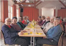  ??  ?? Beim Mittagstis­ch treffen sich Bürger im Sigmaringe­ndorfer Pfarrheim in geselliger Runde.