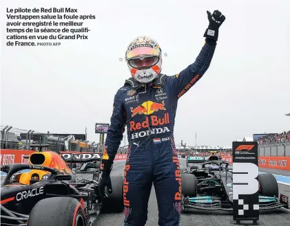  ?? PHOTO AFP ?? Le pilote de Red Bull Max Verstappen salue la foule après avoir enregistré le meilleur temps de la séance de qualificat­ions en vue du Grand Prix de France.