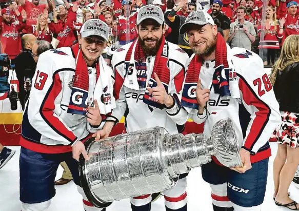  ?? Foto: Getty Images ?? Na vrcholu V minulé sezoně s Washington­em vyhráli Stanley Cup Jakub Vrána, Michal Kempný a Jakub Jeřábek (byť ten nesplnil kritéria, aby byl zapsán na trofeji).