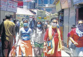  ?? DEEPAK SANSTA/HT ?? People out in the market with masks during the relaxation hours in Shimla on Wednesday.