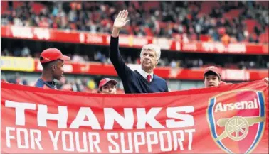  ??  ?? ADIÓS. Arsene Wenger anunció ayer su marcha del Arsenal, adonde llegó hace casi 21 años.