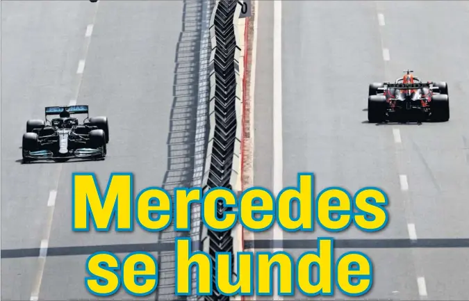  ??  ?? Hamilton (izquierda) pilota el Mercedes y Verstappen (derecha) conduce el Red Bull hacia la parrilla de salida del GP de Azerbaiyán celebrado en Bakú el pasado fin de semana.