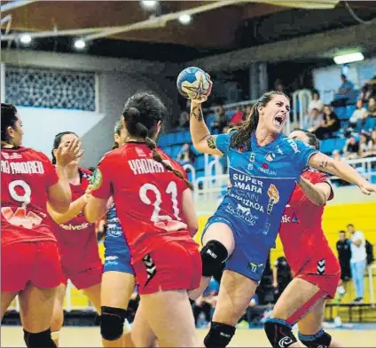  ?? FOTO: ALCOBENDAS ?? Manuela Pizzo penetra entre la defensa del Alcobendas para lanzar a portería