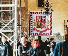  ?? Foto: Petr Topič, MAFRA ?? Návštěvníc­i pod lešením Současnost na Pražském hradě.