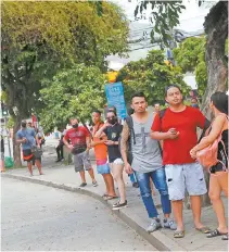  ?? LUCIANO BELFORD ?? Ônibus circularam às 11h, mas os pontos estavam lotados à tarde