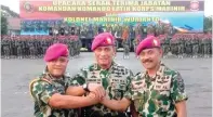  ?? SURYO EKO PRASETYO/JAWA POS ?? SOLID: Dari kiri, Kol Mar Sarjito, Dankormar Mayjen TNI Mar Bambang Suswantono, dan Kol Mar Wurjanto di Ksatrian Bhumi Marinir, Karang Pilang, kemarin (18/5).