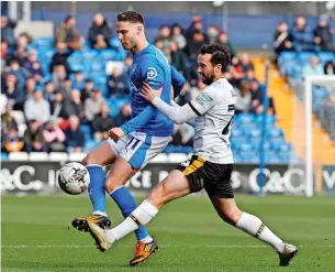  ?? Www.mphotograp­hic.co.uk ?? ●●Nick Powell competes for possession