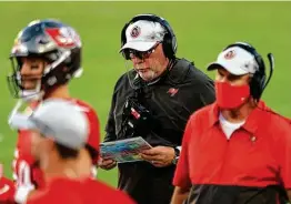  ?? Mike Ehrmann / Getty Images ?? Buccaneers coach Bruce Arians, center, isn’t afraid of criticizin­g his team, but players are quick to acknowledg­e how much he cares about them.