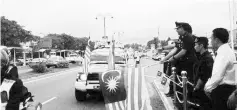  ??  ?? Keningau police chief DSP Ahmad Jawila flagging off the convoy in front of the Keningau Police District Headquarte­rs.