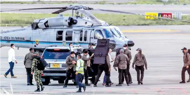  ?? AFP ?? ATAQUE. Duque informó que el helicópter­o en que viajaba fue atacado a tiros. El Presidente salió ileso.