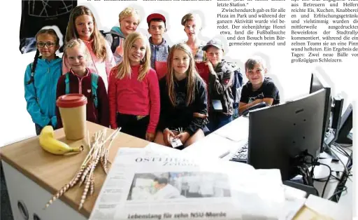  ??  ?? Zwei Gruppen von Stadtrally­e-Teilnehmer­n statten auf diesem Bild der Schleizer OTZ-Redaktion am Neumarkt einen Besuch ab. Ihr Ziel: Ein Selfie mit einem Zeitungsre­dakteur. Oben zeigt ein Teilnehmer einen der gestiftete­n Fußbälle. Fotos: Martin Lücke