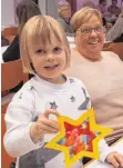  ??  ?? Die vierjährig­e Mia Gierth zeigte stolz ihren selbst gebastelte­n Stern.