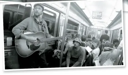  ??  ?? Michel Rivard s’est rendu à Paris, au mois de septembre, afin de tourner les images de son nouveau clip Merci pour tout. En compagnie du réalisateu­r Dominique Laurence et de son équipe, il a passé deux jours à arpenter les couloirs de la station de...