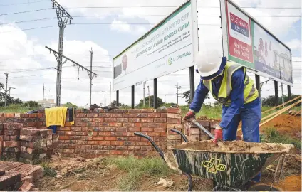  ?? Picture: Jacques Nelles ?? BRICK BY BRICK. A constructi­on worker busy building the wall next to the railway line in Eersterust in Pretoria where people often get killed by trains or commit suicide.