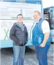  ?? FOTO: INS ?? Elmar Karg (links) und Klaus Burkhard vor einem Bus, auf dem die Botschaft der Bauern steht.