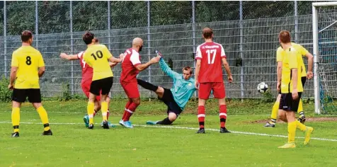  ?? Fotos: Marcus Angele ?? Fußball Kreisklass­e: Im Hinspiel gab es für den VfB Mickhausen (gelbe Trikots) eine 0:2-Niederlage gegen den FC Königsbrun­n (rote Trikots). Kommt jetzt die Revanche mit dem neuen Trainer Markus Heermeier?