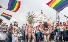  ??  ?? Representa­ntes diplomátic­os de 17 países afirman que la marcha de la comunidad LBGTTTI es una celebració­n en la que participar­an con gusto.