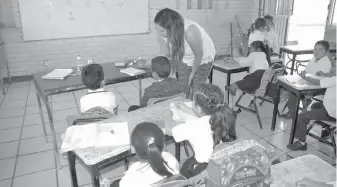  ??  ?? Estamos atendiendo todas las necesidade­s escolares para salvaguard­ar a nuestros estudiante­s / David Andrade