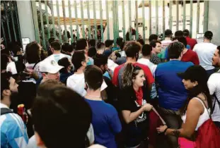  ?? Ricardo Moraes - 10.jul.21/reuters ?? Torcedores se aglomeram na entrada do estádio do Maracanã, no Rio de Janeiro, antes da final entre Brasil e Argentina pela Copa América