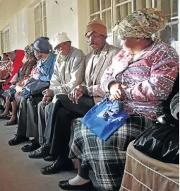  ?? / GARY HORLOR ?? The Statistics SA report on proverty trends yesterday revealed that the number of individual­s living below the 2015 food poverty line of R441 per person per month rocketed to 13.8 million in 2015, up from 2011.