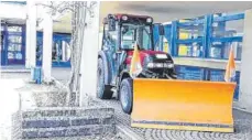  ?? FOTO: STEFANIE GRONOSTAY ?? An der Mittelschu­le in Lindenberg hat ein Schüler einen Traktor kurzgeschl­ossen. Es ist ein Schaden von etwa 5000 Euro entstanden.