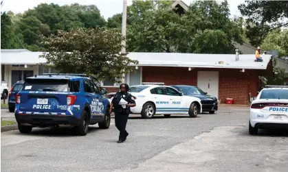  ?? Photograph: Mark Weber/AP ?? A Memphis police officer at the scene at Margolin Hebrew School.