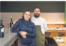  ?? RP-FOTO: HANS-JÜRGEN BAUER ?? Im Restaurant Veritas serviert Francesco Palmieri italienisc­hes Essen. Jennet Murati ist für den Service verantwort­lich.