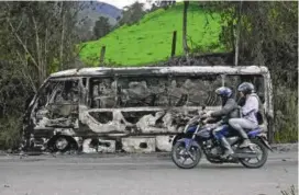  ?? FOTO AFP. ?? Según el último reporte, en las vías de Antioquia se han quemado más de 60 vehículos en los tres días de paro.
