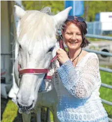  ?? FOTO: ALEXANDER KAYA ?? Pferde wie die Lippizaner­stute Anola mit Margit Kast sind auf der Ulmer „Leben – Wohnen – Freizeit“noch bis zum kommenden Sonntag zu sehen.