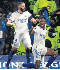  ?? NEIL HALL / EFE ?? Benzema y Vinicus celebran un gol ante el Chelsea.