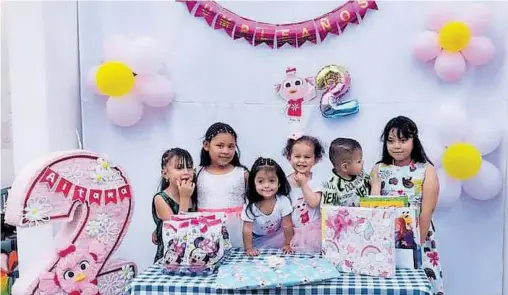  ?? ?? Aitana Quiroga celebró sus dos años de vida con un rico pastel acompañada de familiares y amigos