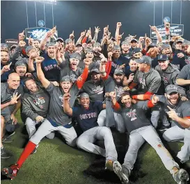  ??  ?? La fotografía del recuerdo del nuevo campeón de Grandes Ligas