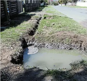  ?? Picture: AMANDA NANO ?? STINKY: Gonubie residents have to drive through sewage overflow on the corner of 5th Street and 7th Avenue.