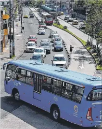  ?? RENÉ FRAGA / EXPRESO ?? Transporte. En la capital no se califica positivame­nte al transporte.