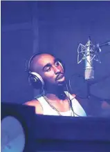  ?? VVS FILMS ?? Dans la peau de Tupac Shakur, le nouveau venu Demetrius Shipp Jr. manque d’assurance.