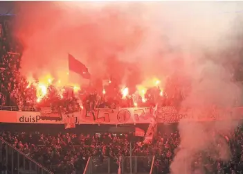  ?? RP-FOTO: REICHWEIN ?? Die Fortuna-Ultras fielen in den vergangene­n Jahren mehrfach mit Pyro-Aktionen auf.