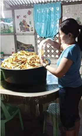  ?? CONTRIBUTE­D FOTO ?? GOING BANANAS. Adelfa Bondoc prepares the banana chips for delivery to her customers in her hometown in Lila, Bohol.