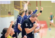  ?? RP-FOTO: DIETRICH JANICKI ?? Endlich: Trainer Lars Faßbender und die Wülfrather Handballer­innen starten ins Jahr eins nach dem Abenteuer 3. Liga.