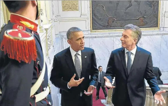  ?? HO / AFP ?? Barack Obama y Mauricio Macri suben la escalera principal de la Casa Rosada, sede del Gobierno argentino