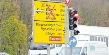  ?? FOTO: MARKUS FALK ?? Bisher war nur der Verkehr in Richtung Ulm betroffen, ab Montag müssen Autofahrer auf der B 311 auch in Gegenricht­ung eine Umleitung in Kauf nehmen.