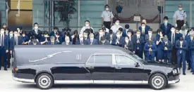  ?? REUTERS ?? A hearse, carrying the body of former Japanese prime minister Shinzo Abe, makes a brief visit to the Prime Minister’s Office, as Japan’s Prime Minister Fumio Kishida, officials and employees offer prayers, in Tokyo yesterday.