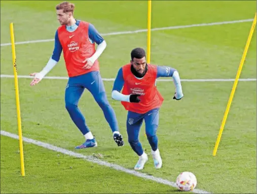  ?? ?? Lemar persigue el balón en un entrenamie­nto reciente del Atlético en el Cerro del Espino.