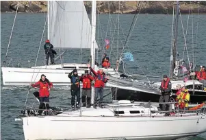  ?? | PHOTO : OUEST-FRANCE / DAVID ADEMAS ?? Les régatiers saluent le public et profitent du spectacle offert par la parade des bateaux qui sortent du port pour rejoindre les zones de régates samedi.