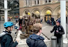  ??  ?? Ian Fagelson by the Kindertran­sport statue in Liverpool Street