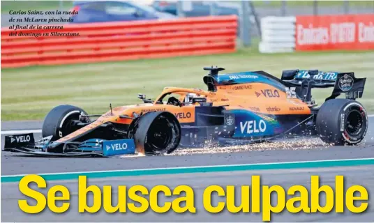  ??  ?? Carlos Sainz, con la rueda de su McLaren pinchada al final de la carrera del domingo en Silverston­e.